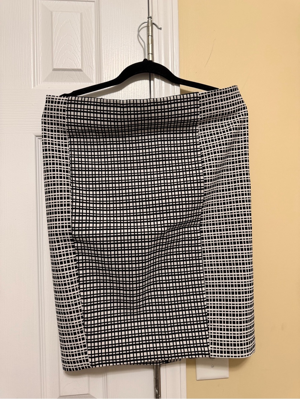 Attyre Black and White Grid Pencil Skirt